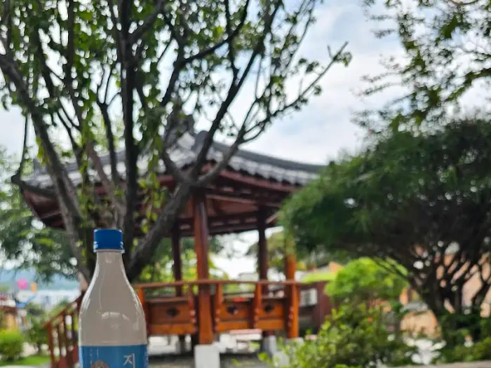 전통 정자가 보이는 야외석 전경