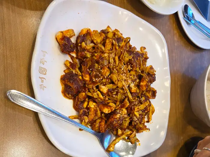 양념이 잘 배어든 쭈꾸미 볶음 클로즈업 샷