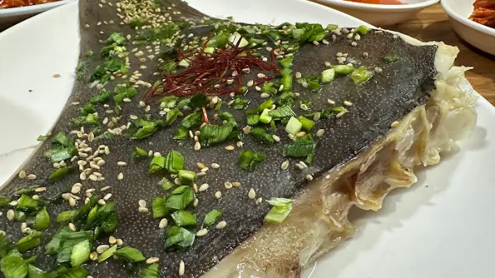오복식당의 조리된 생선 요리