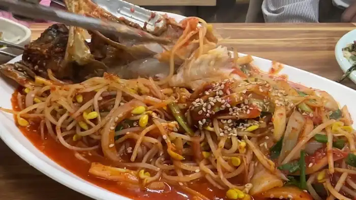오복식당의 매콤한 생선 요리