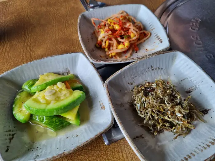 김치와 깍두기, 그리고 고추가 올라간 반찬
