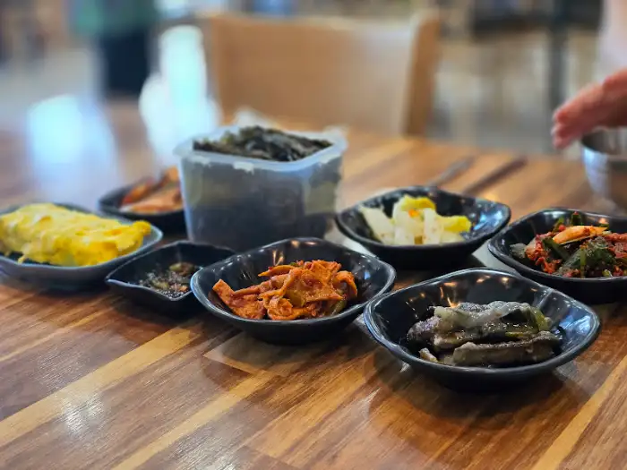 테이블 위에 차려진 다양한 밑반찬들