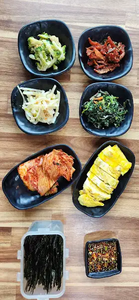 먹음직스러운 여러 가지 반찬들