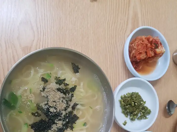 김이 모락모락 나는 칼국수 한 그릇