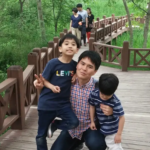 자연 속에서 즐거운 시간을 보내는 가족