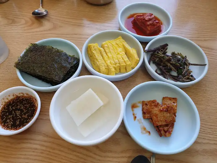 정갈하게 차려진 다양한 밑반찬