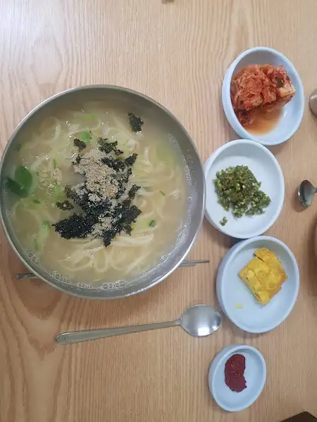 칼국수와 곁들여 먹기 좋은 김치