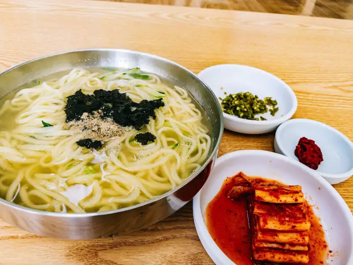 뜨끈한 국물이 일품인 칼국수