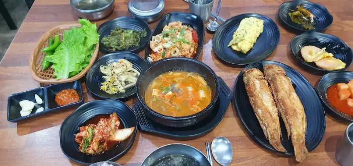 다양한 반찬들과 메인 메뉴들이 놓인 식탁