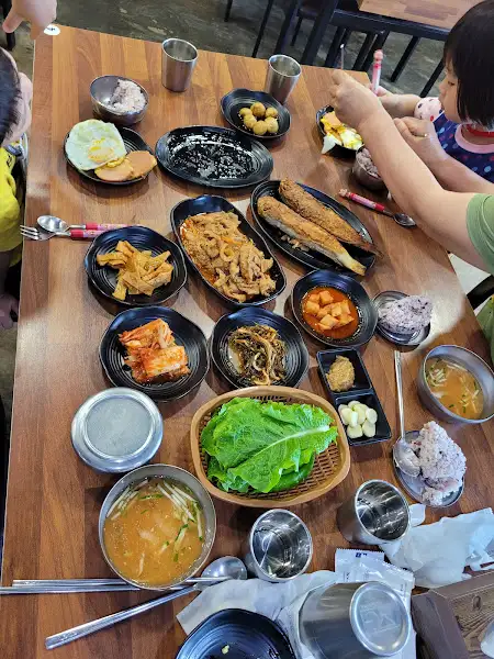 여러 사람이 둘러앉아 식사하는 테이블 풍경