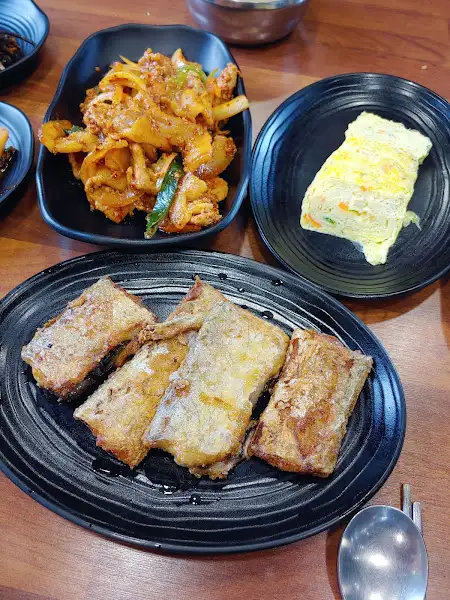 접시에 담긴 옥돔 조각과 계란말이
