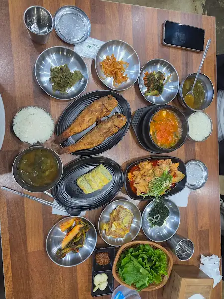 테이블 위에 펼쳐진 다양한 음식들 항공샷