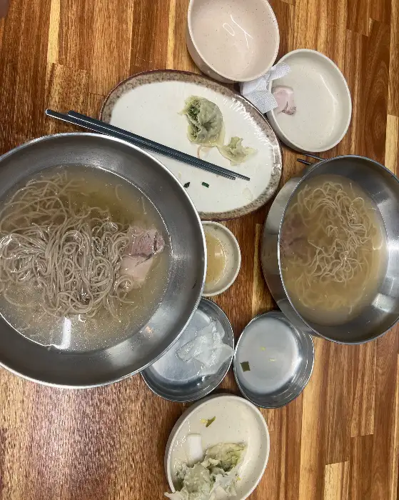 집게로 만두 속을 보여주는 모습