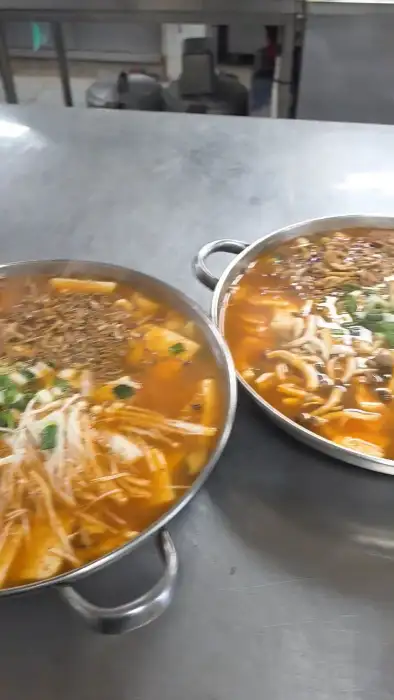 두 가지의 전골 요리가 끓고 있는 모습