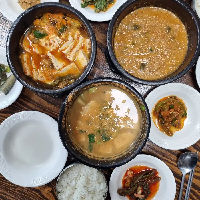 테이블에 차려진 다양한 한식 반찬과 찌개