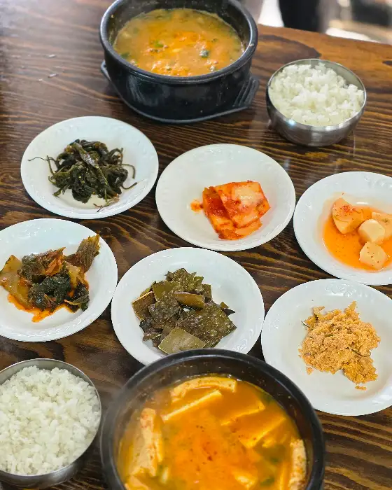 밥과 함께 여러 가지 나물 반찬들이 놓여 있는 모습