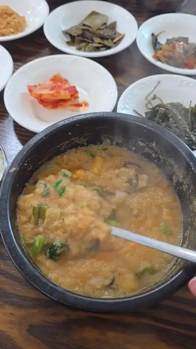 숟가락으로 비지장을 뜨는 모습