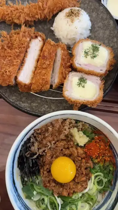 잘 튀겨진 돈까스와 치즈모듬카츠, 그리고 밥 한 줌.