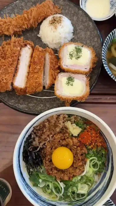 치즈가 녹아내리는 치즈 모듬 카츠의 단면.
