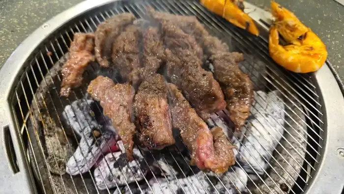 양념소갈비살 굽는 모습