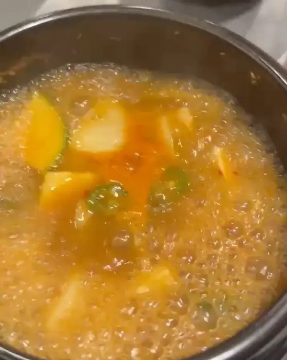 육회비빔밥 또는 찌개 사진