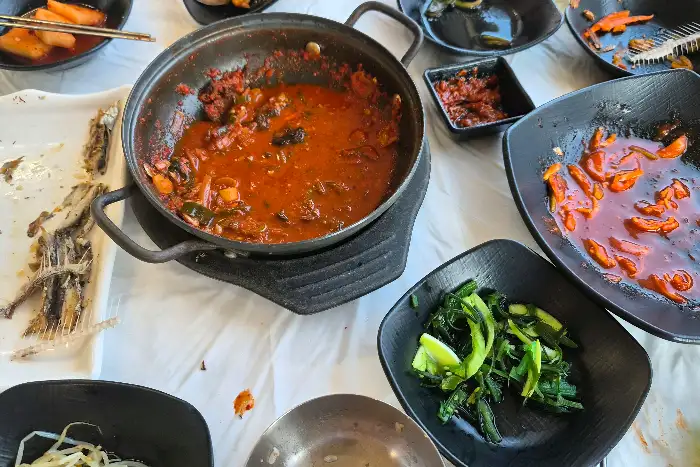 상추에 쌈을 싸 먹고 있는 모습