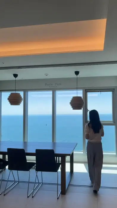 오션뷰 창가 자리