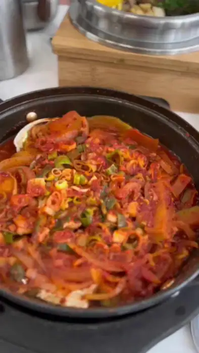 다양한 쌈 채소와 곁들여 먹는 멸치 요리