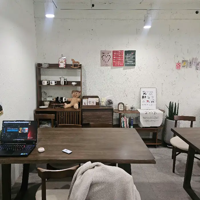 카페 내부의 편안한 좌석과 아기자기한 인테리어