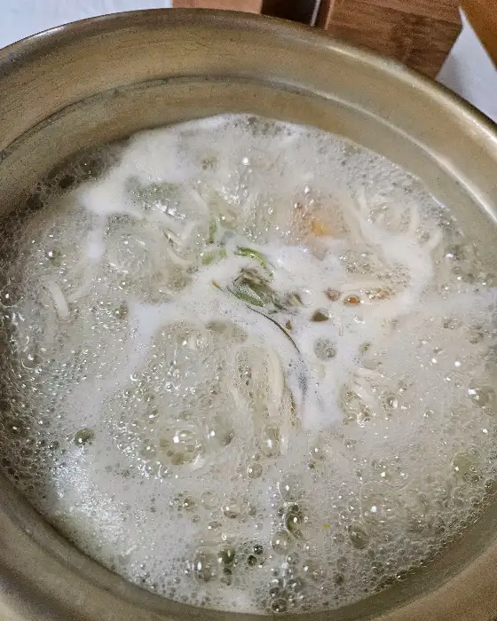 끓고 있는 칼국수