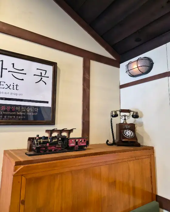 카페 내부의 기차 모형과 빈티지 전화기