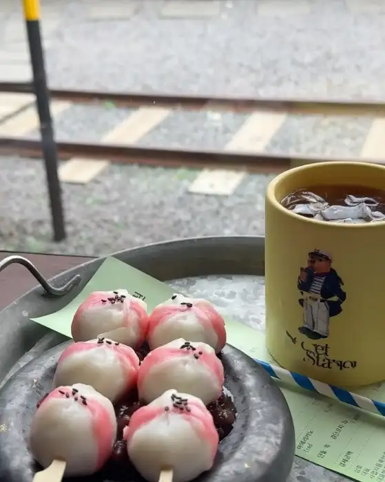핑크빛이 도는 앙금 경단 꼬치