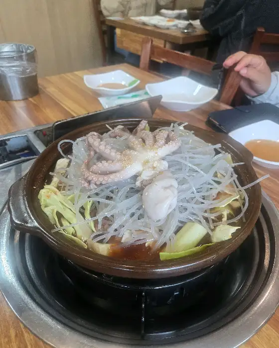 활낙지가 춤추는 듯한 갈낙찜의 클로즈업 샷