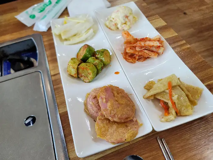 정갈하게 차려진 밑반찬들