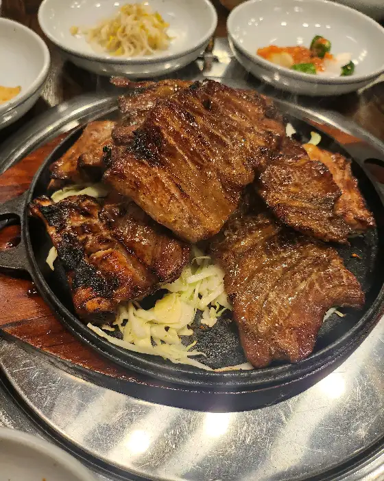 푸짐하게 담긴 돼지갈비