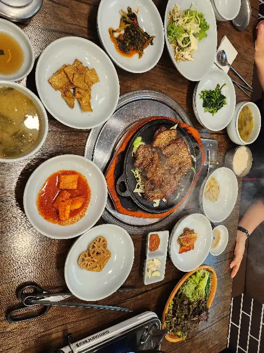 테이블 가득 채운 음식과 사람들