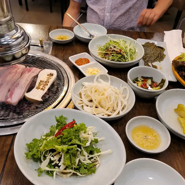테이블 위 다양한 쌈 채소와 소스