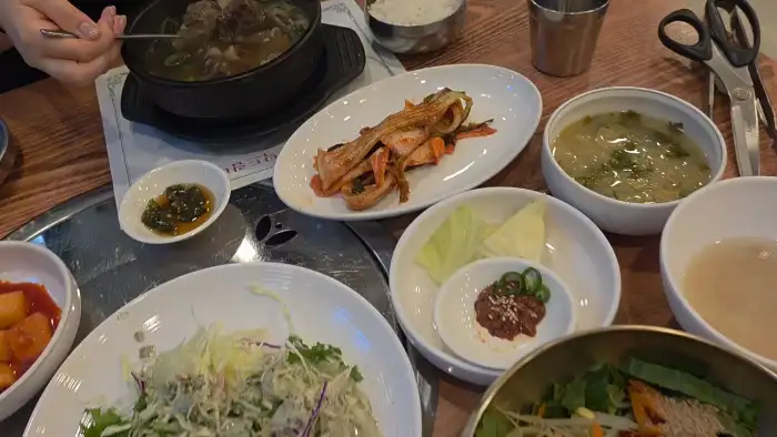 숯불 위에서 맛있게 익어가는 흑돼지