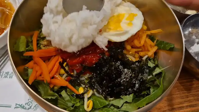 알록달록 신선한 육회비빔밥