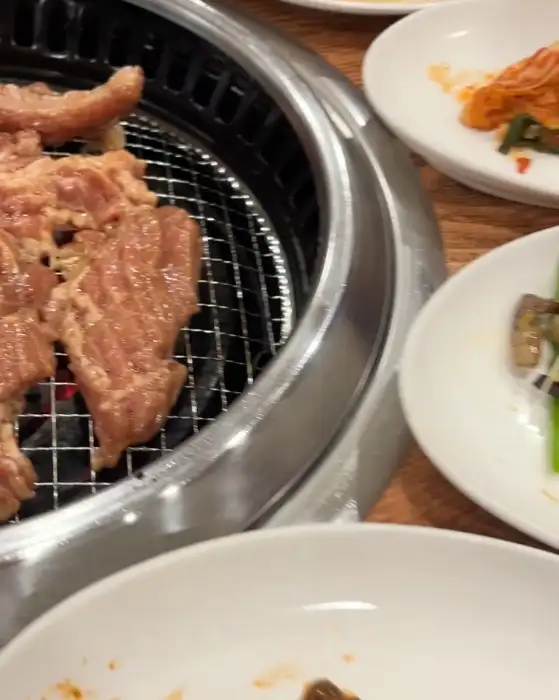 정성스럽게 구워지는 고기