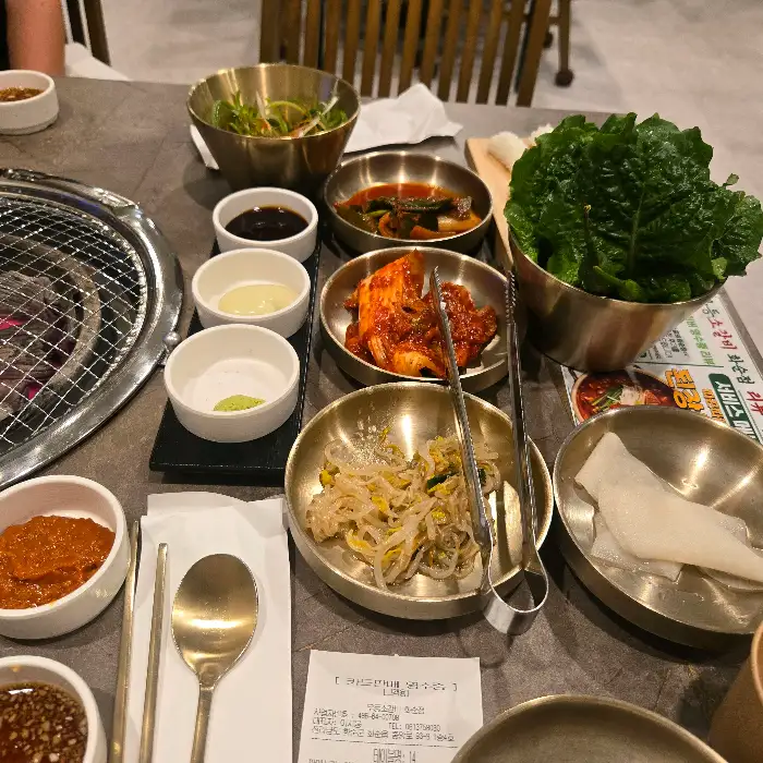 다양한 밑반찬과 소스가 정갈하게 차려진 테이블 모습