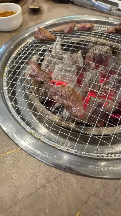 숯불 위에서 맛있게 익어가는 소갈비 모습