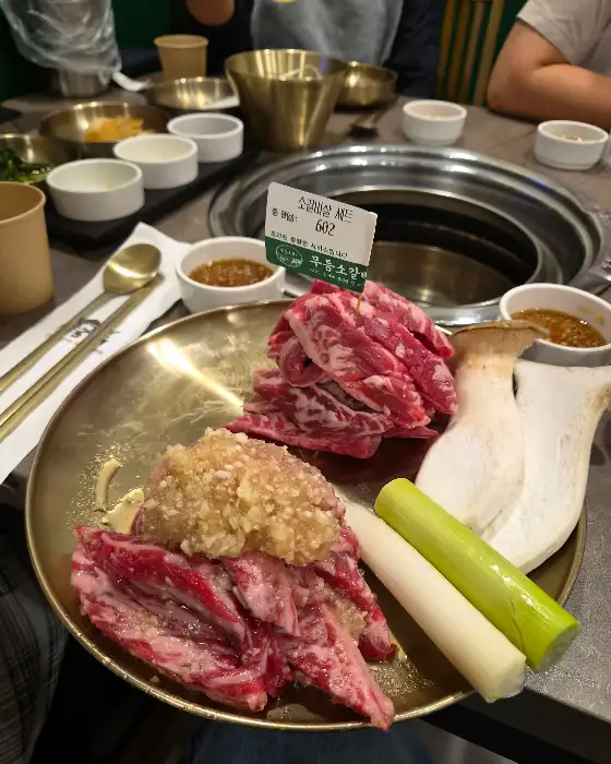 접시에 정갈하게 담겨 나온 신선한 소갈비와 버섯, 파