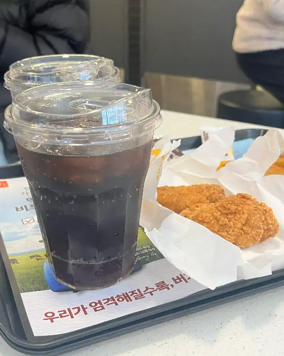 맥도날드 콜라와 치킨 맥너겟