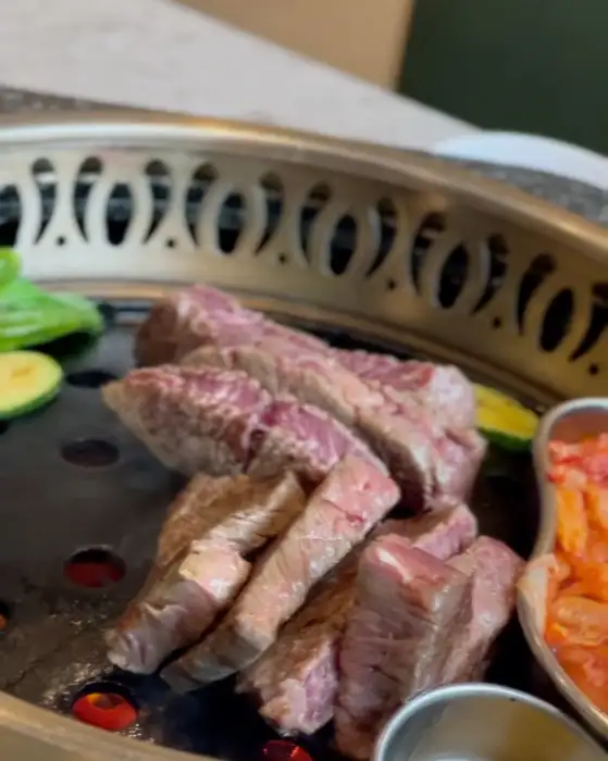 잘 익은 고기가 먹음직스럽게 플레이팅되어 있습니다.
