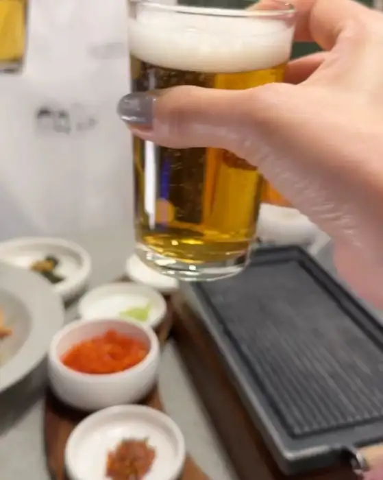 시원한 맥주잔이 테이블 위에 놓여 있습니다.