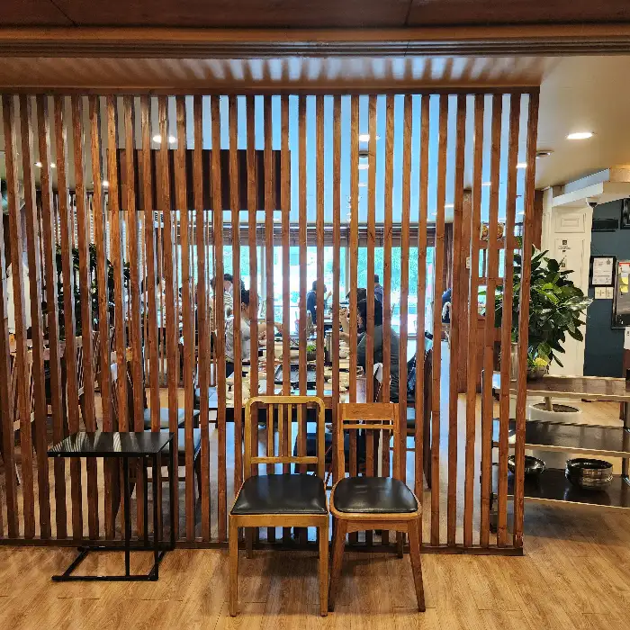 나무 파티션으로 아늑하게 분리된 내부 공간
