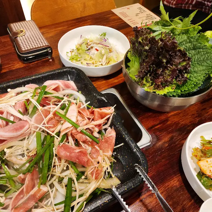 다양한 밑반찬과 신선한 쌈 채소