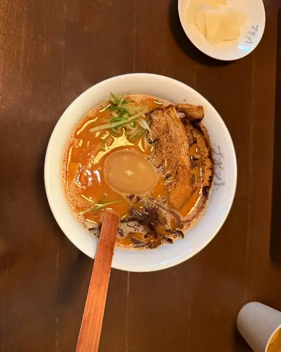 맛있게 담긴 라멘 한 그릇