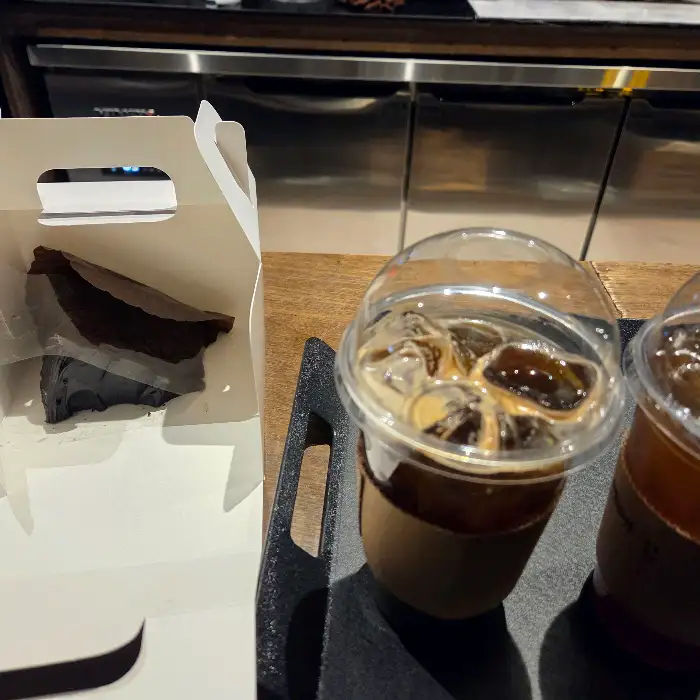 포장된 케이크와 아이스 아메리카노